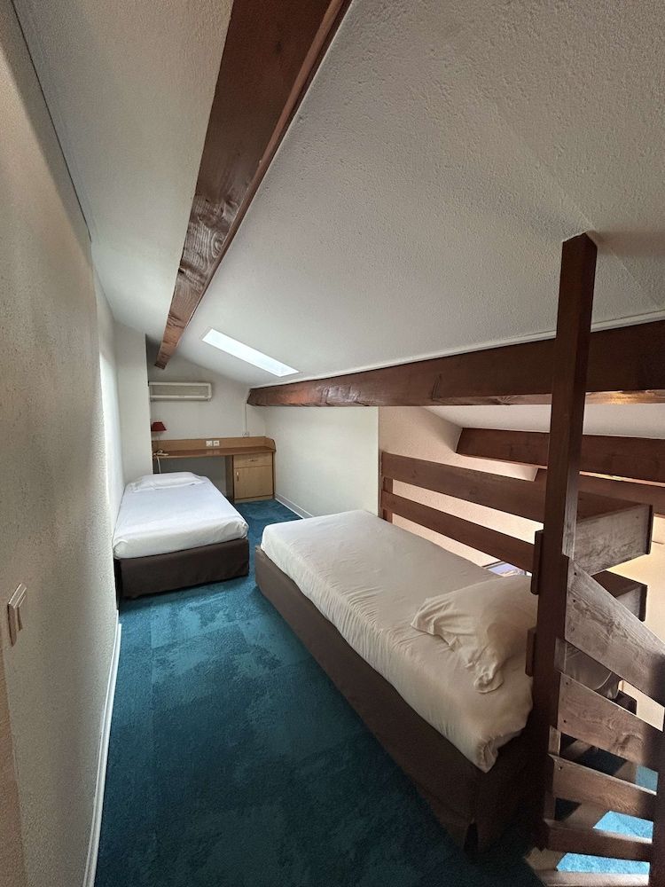 Kyriad Montpellier Aéroport - Parc Expo Standard Room, Multiple Beds 6