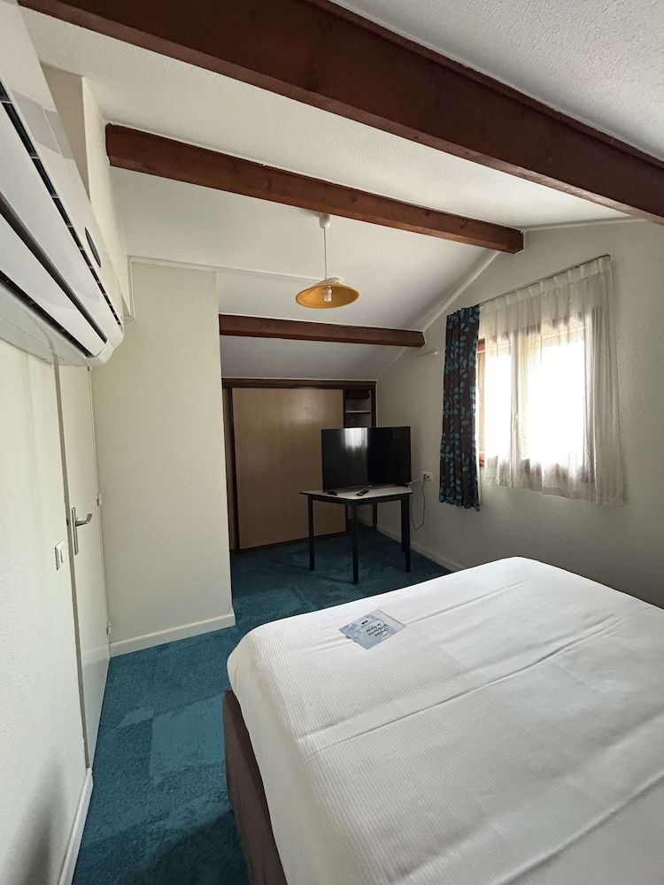 Kyriad Montpellier Aéroport - Parc Expo Standard Room, Multiple Beds 4