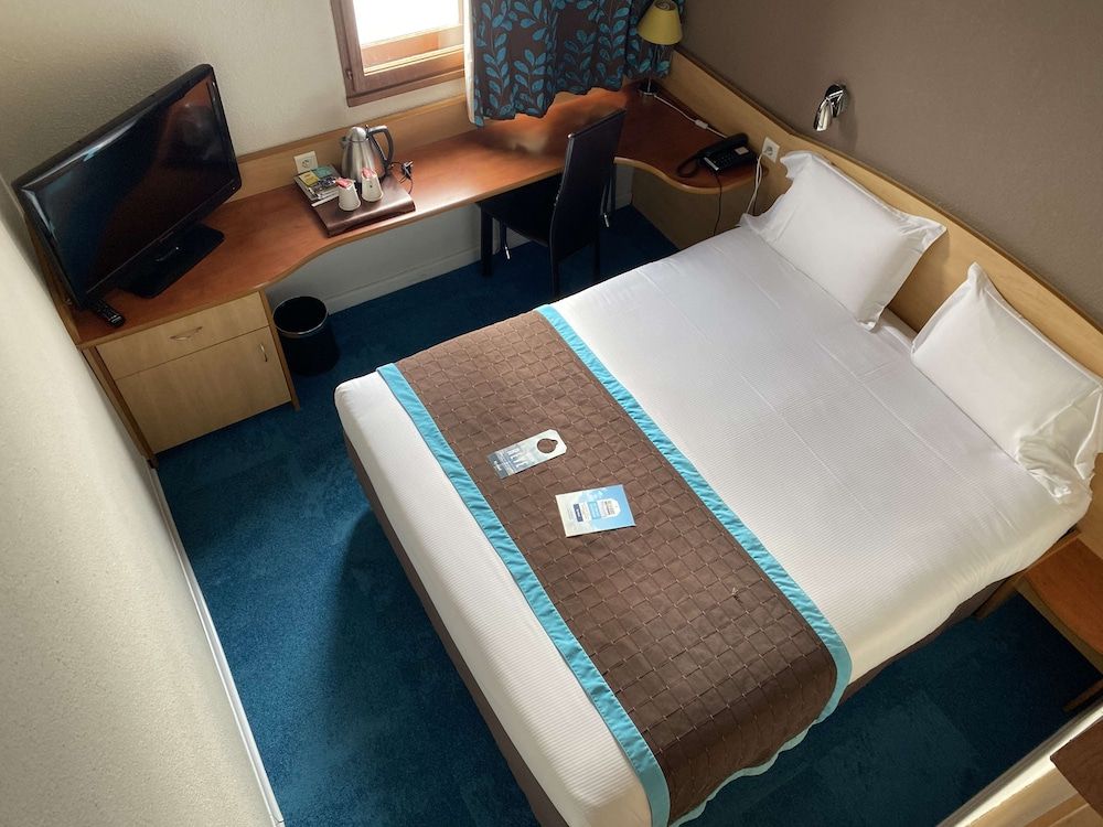 Kyriad Montpellier Aéroport - Parc Expo Standard Room, Multiple Beds (2 adults and 1 child) 5