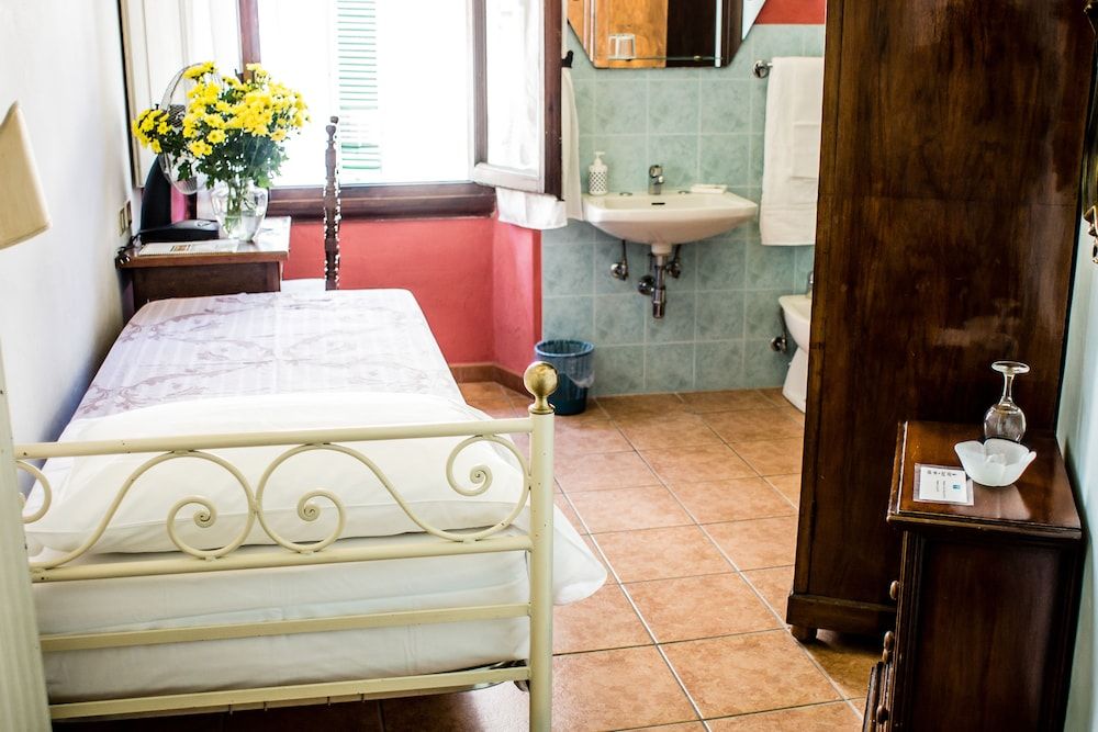 Il Bargellino Basic Single Room, Shared Bathroom 3