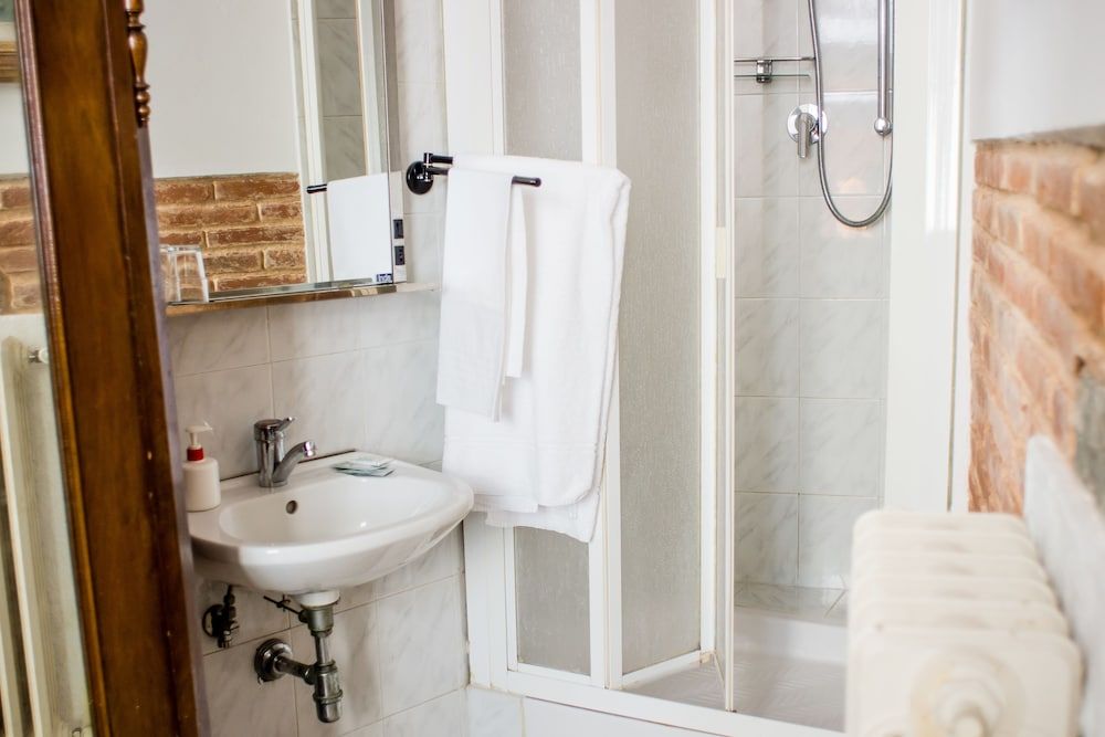 Il Bargellino Basic Single Room, Shared Bathroom 4