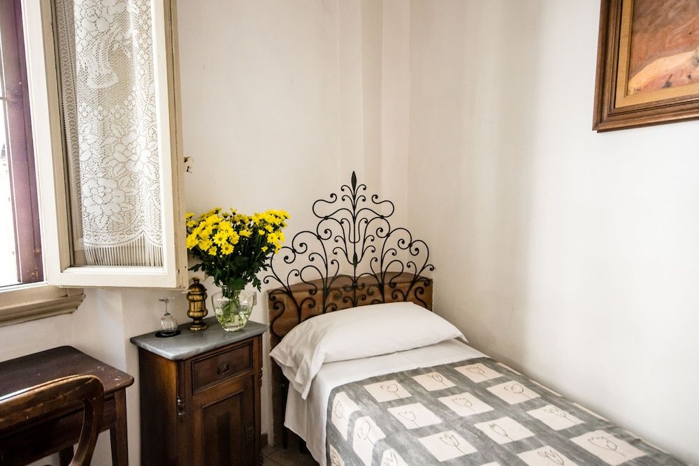Il Bargellino Basic Single Room, Shared Bathroom 2