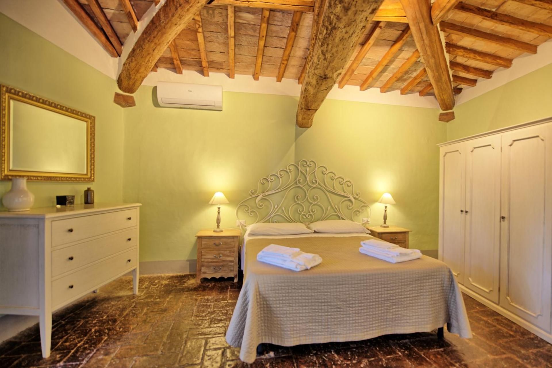 Deluxe One-Bedroom Apartment