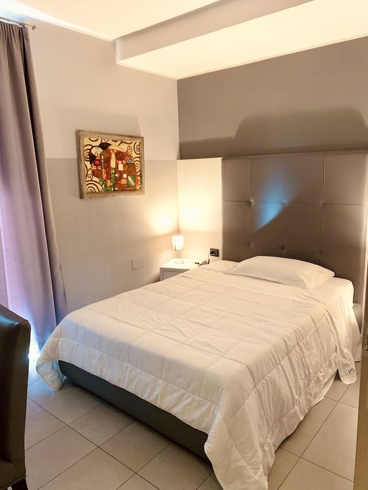 Victoria Hotel Deluxe Single Room, 1 Large Twin Bed 2