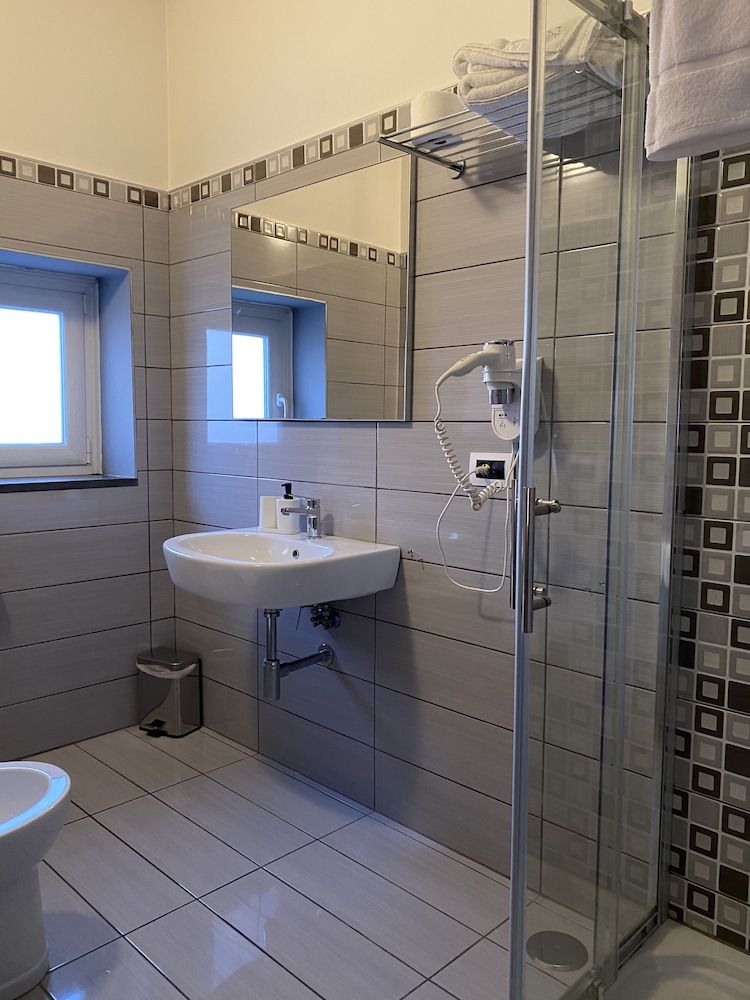 Victoria Hotel Standard Twin Room 5