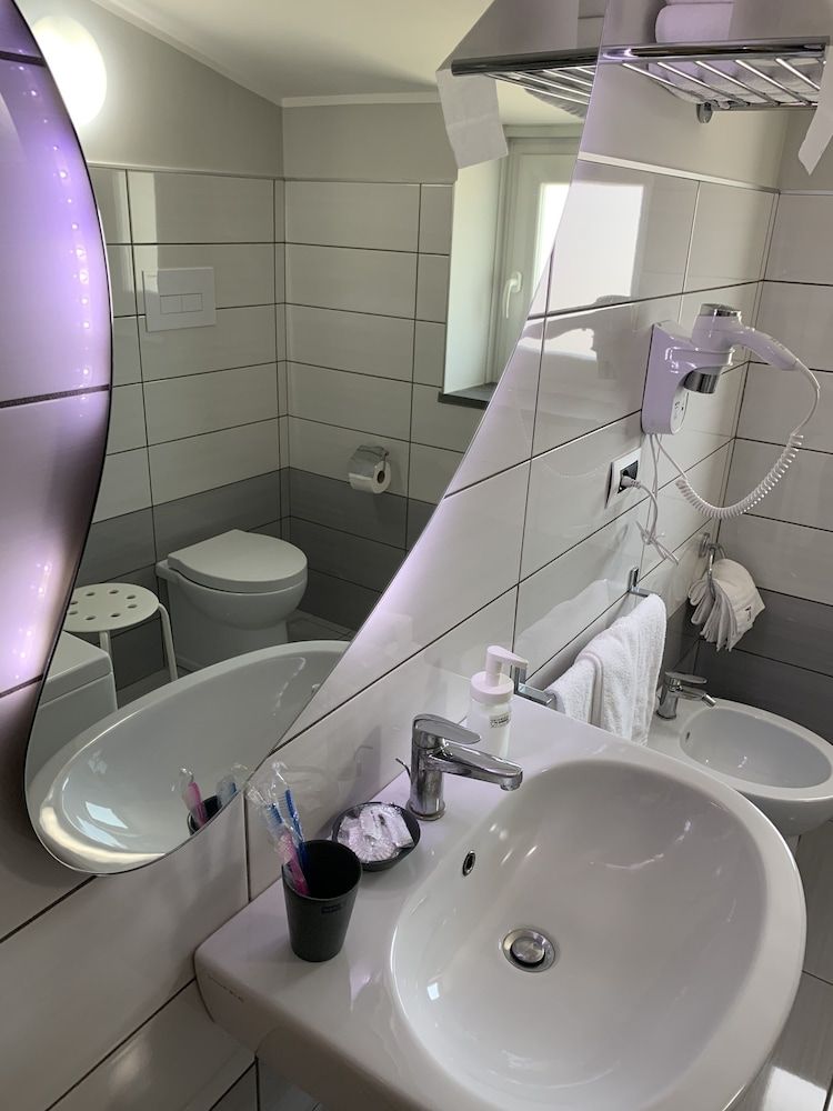 Victoria Hotel Standard Twin Room 6