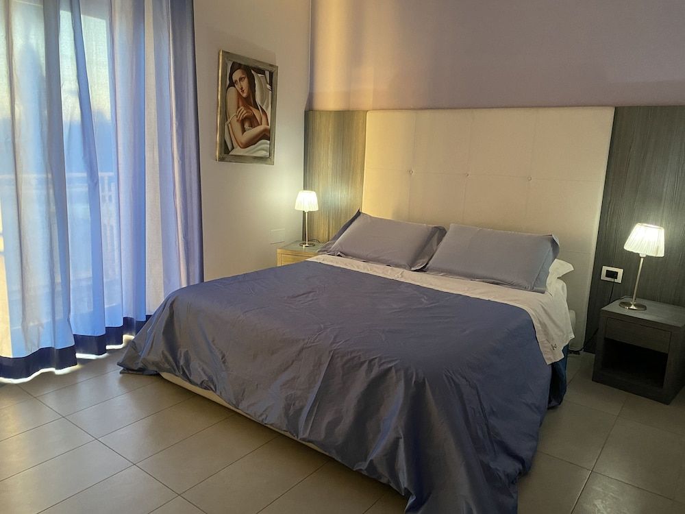 Victoria Hotel Deluxe Single Room, 1 Large Twin Bed 3