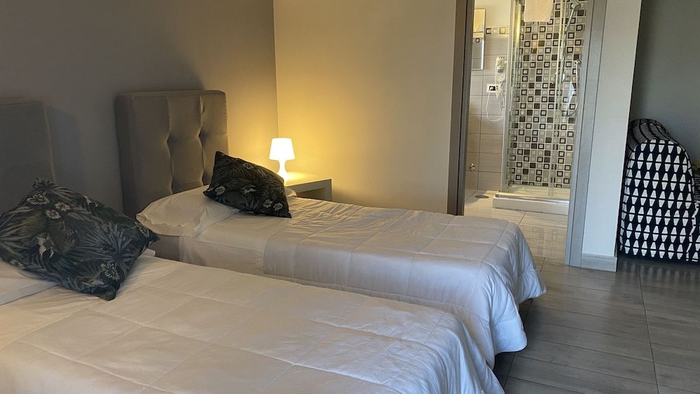 Victoria Hotel Standard Twin Room 3