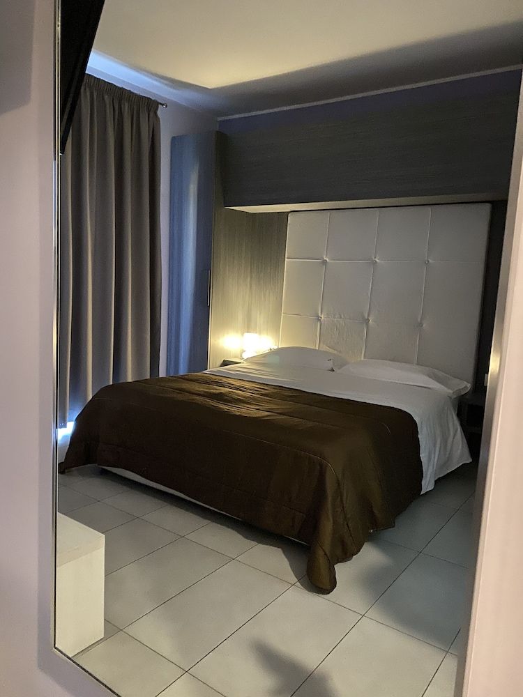 Victoria Hotel Deluxe Single Room, 1 Large Twin Bed 4