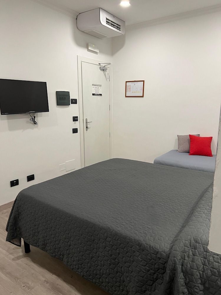 Crossroad Hotel Superior Triple Room 2