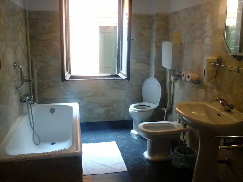Pensione Seguso Double Room, Shared Bathroom, Canal View 5