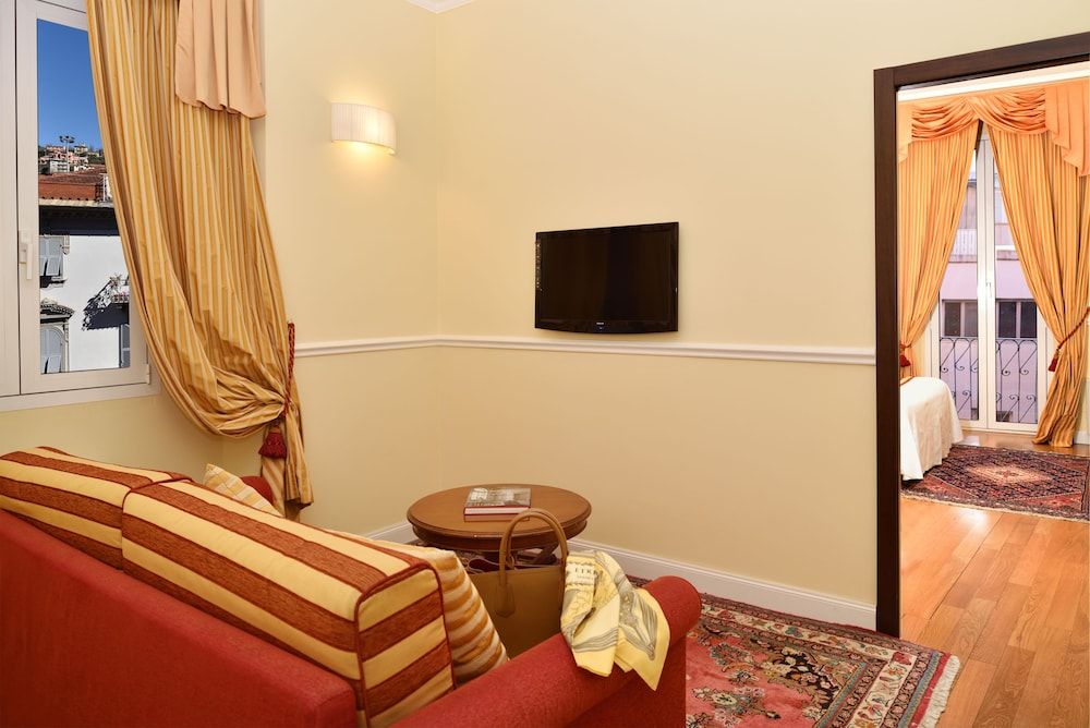 Hotel Firenze E Continentale Suite, 1 Double Bed with Sofa bed (4 pax) 5