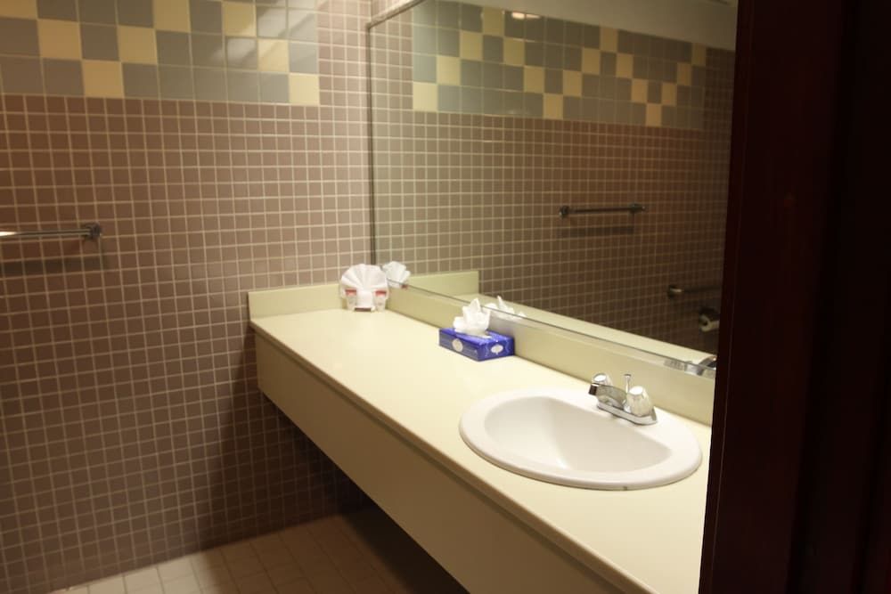 Metro Plaza Hotel Standard Room, 1 King Bed 8