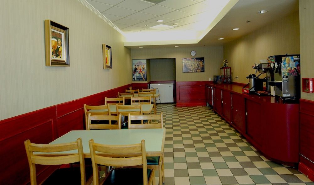 undefined Metro Plaza Hotel 7