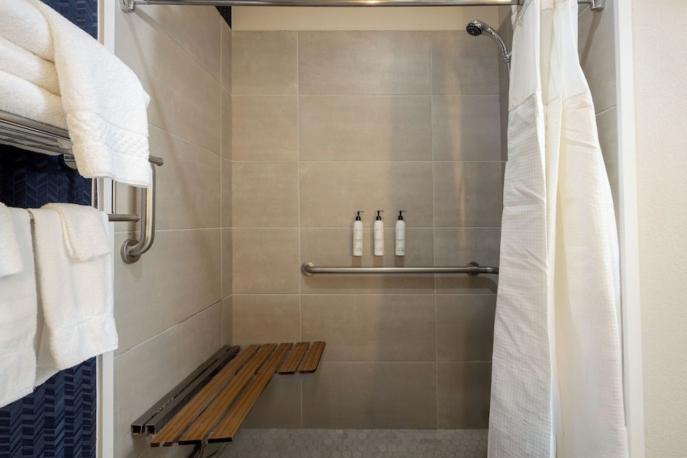Room, 2 Queen Beds (Mobility/Hearing Access, Roll-In Shwr)