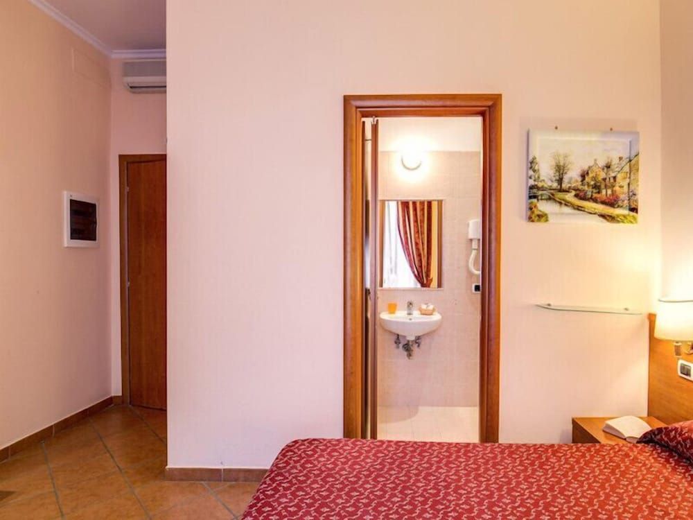 B&B Giovy Rome Double or Twin Room 9