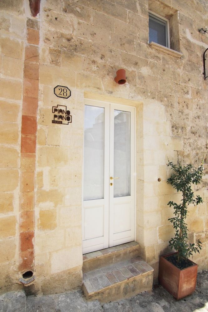 undefined Piano Piano - Rooms 6