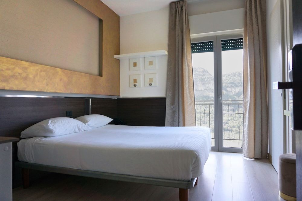 Standard Double or Twin Room, Balcony, Partial Lake View