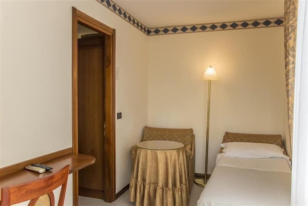 Economy Room, Connecting Rooms