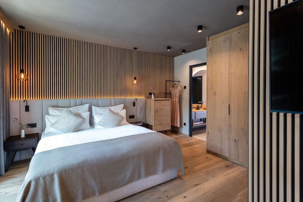 Standard Suite, 1 King Bed, Hot Tub, Ground Floor