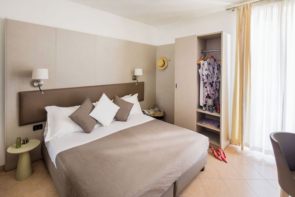 Hotel Vesuvio Superior Double or Twin Room, Balcony, Partial Sea View 5