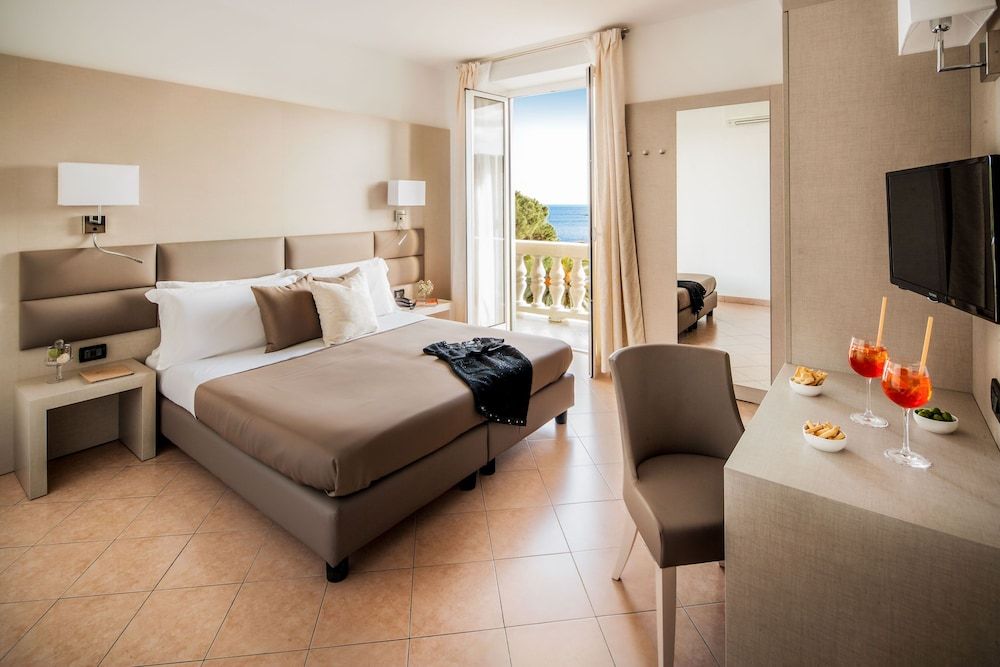 undefined Hotel Vesuvio 2