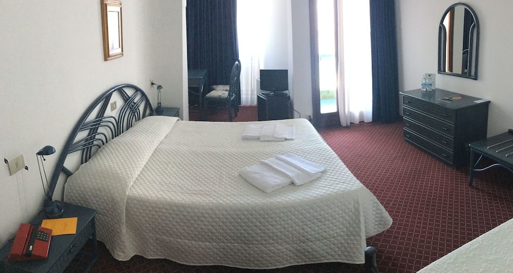 Romantic Room, 1 Queen Bed, Smoking, Lagoon View