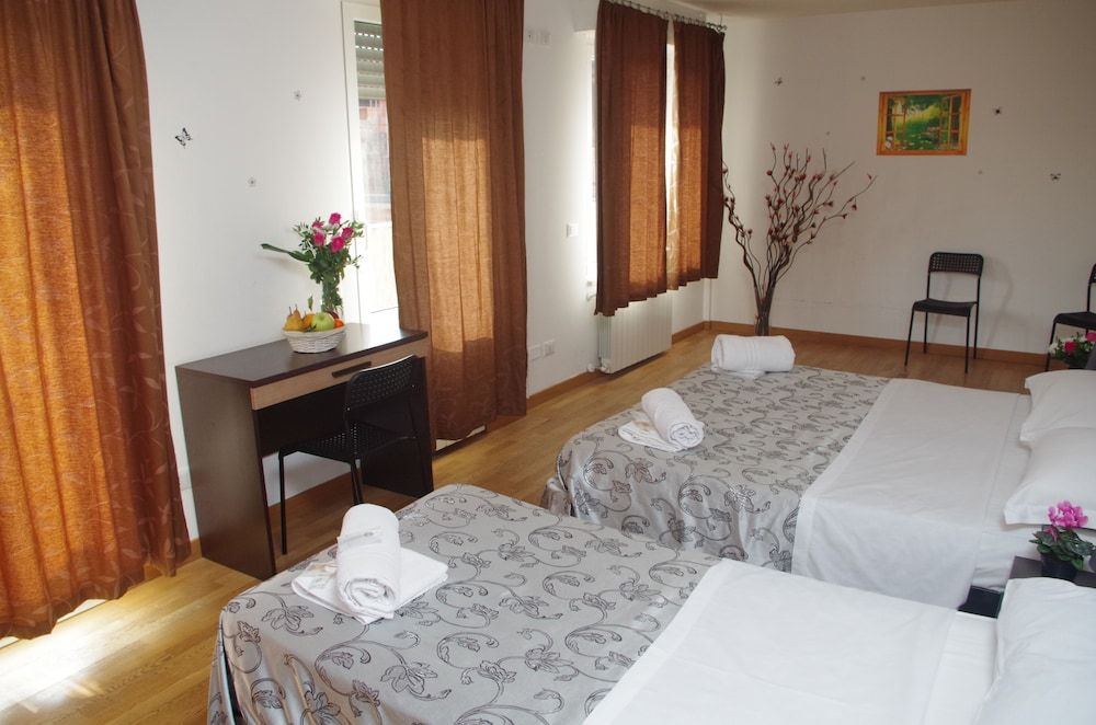 Hotel Euro Inn Triple Room, Private Bathroom