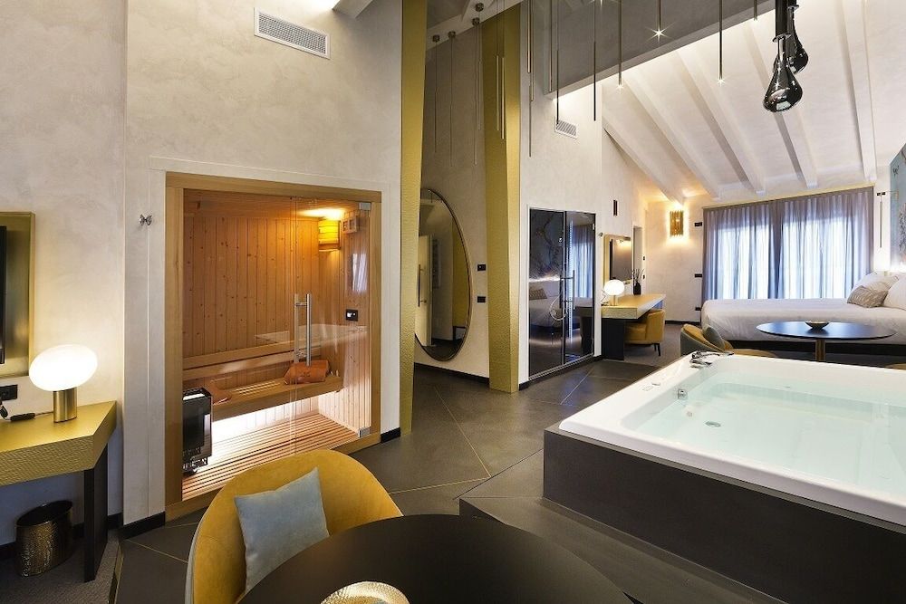 Vip's Motel Luxury Accommodation & Spa Gold Suite with Spa access 5
