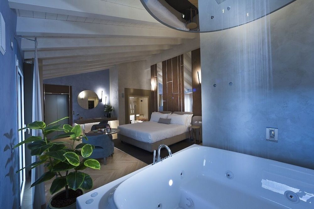 Vip's Motel Luxury Accommodation & Spa Aquamarine Suite with Spa access 2