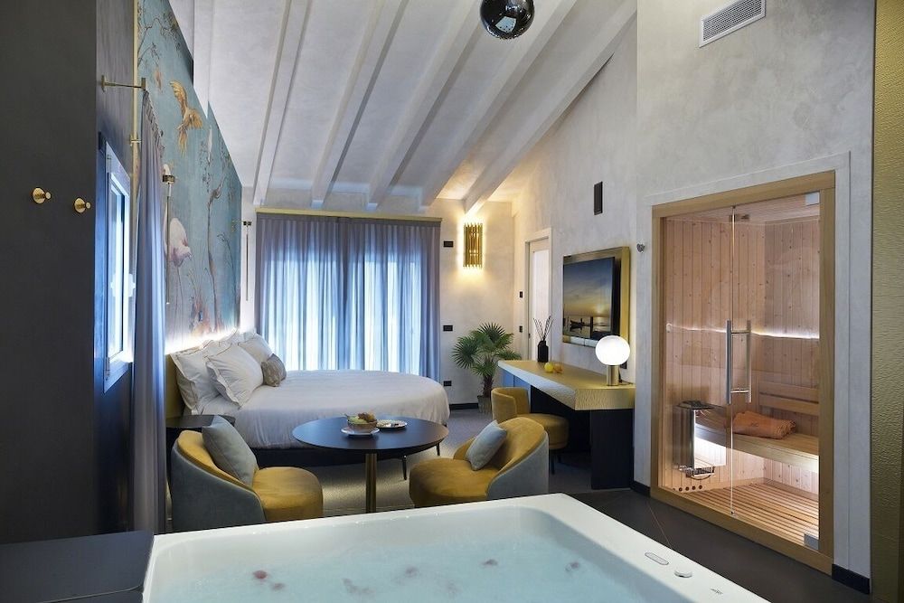 Vip's Motel Luxury Accommodation & Spa Gold Suite with Spa access 2