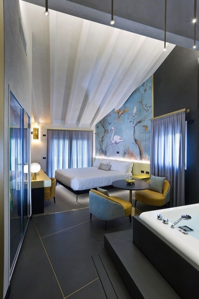 Vip's Motel Luxury Accommodation & Spa Gold Suite with Spa access 3