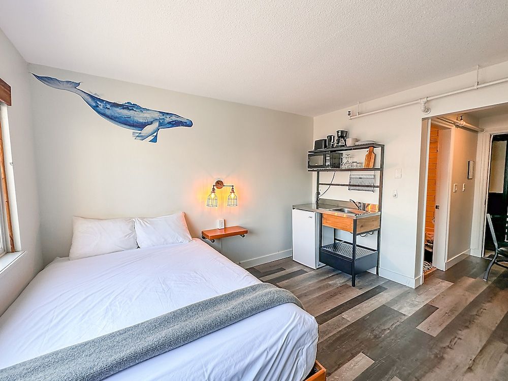 Crash Hotel Squamish Standard Room, 1 Queen bed and Kitchenette (Noise Impacted) 2