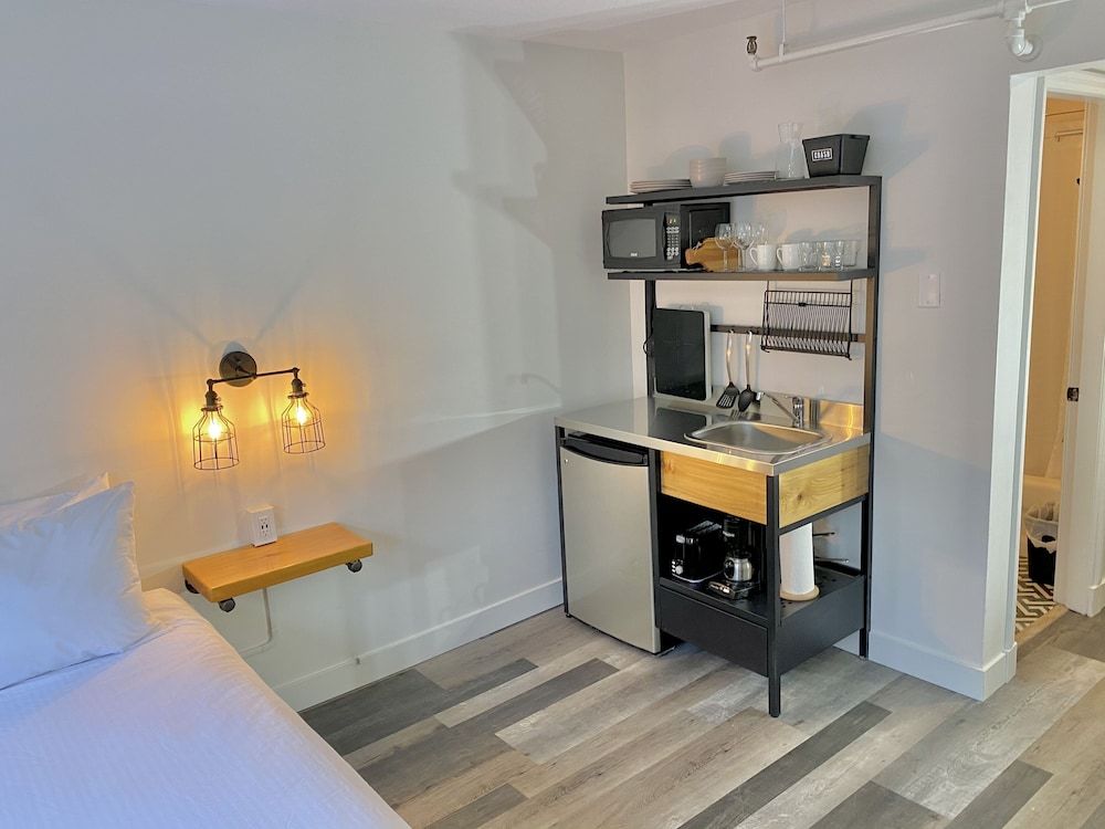 Crash Hotel Squamish Standard Room, 1 Queen bed and Kitchenette (Noise Impacted) 5