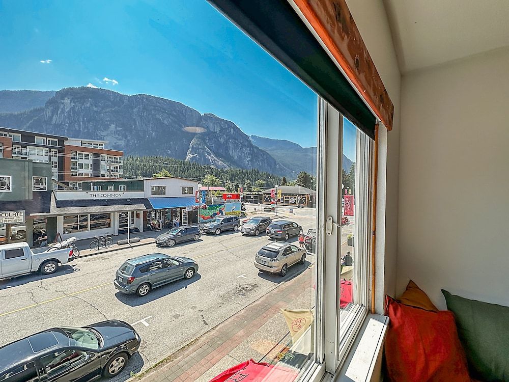 Crash Hotel Squamish Designer Room, 2 Queen Beds, Mountain View 5