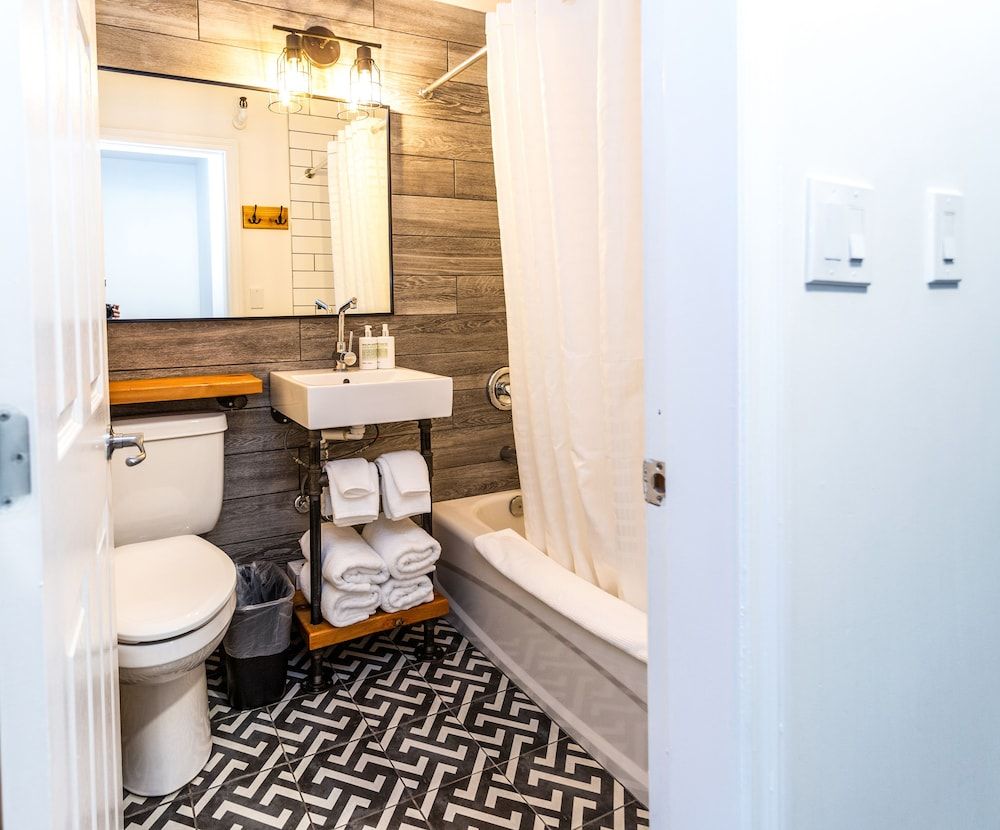 Crash Hotel Squamish Designer Room, 2 Queen Beds, Mountain View 7