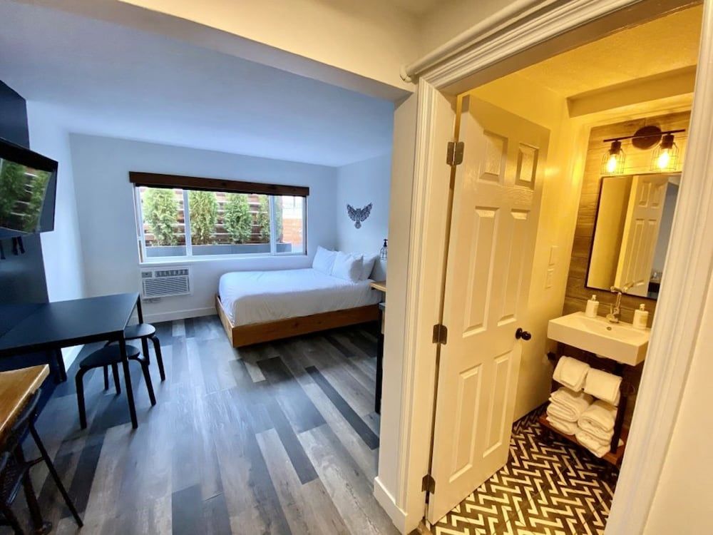 Crash Hotel Squamish Standard Room, 1 Queen bed and Kitchenette (Noise Impacted)