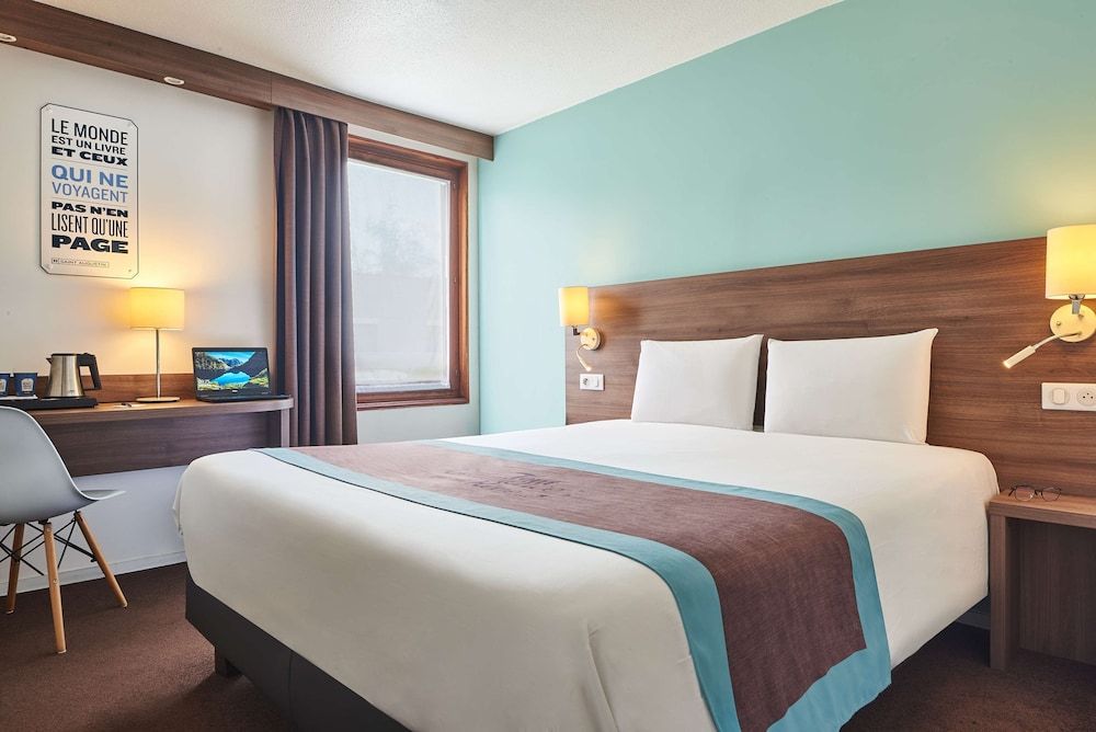 Kyriad Lille - Mons En Baroeul Standard Room, 1 Queen Bed 3