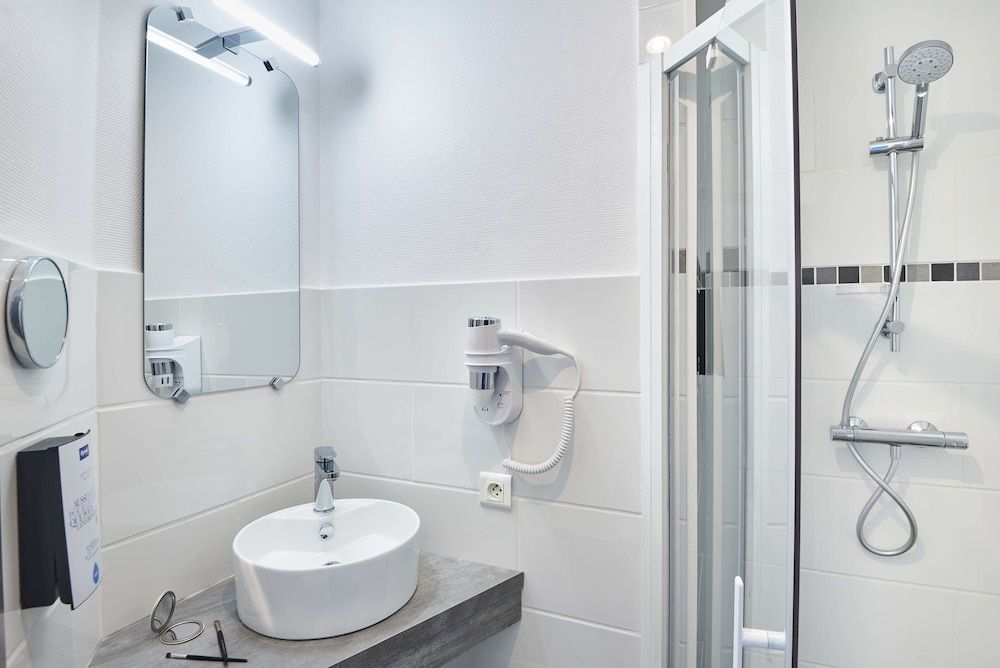 Kyriad Lille - Mons En Baroeul Superior Room, 1 Double Bed with Sofa bed 8
