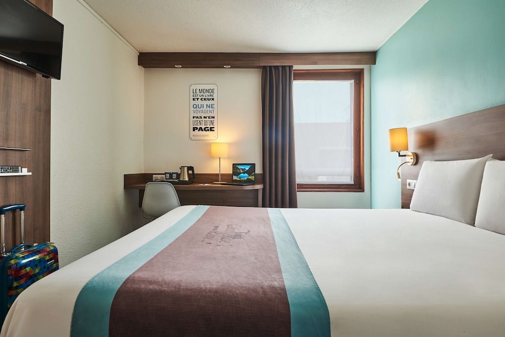 Kyriad Lille - Mons En Baroeul Standard Room, 1 Queen Bed 6