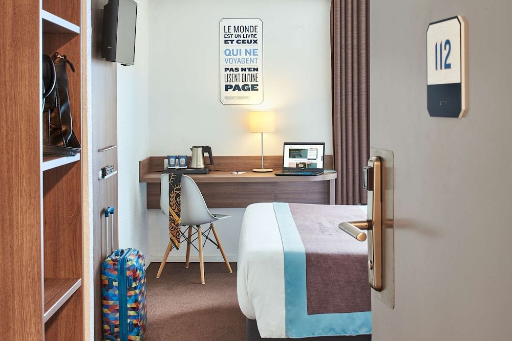 Kyriad Lille - Mons En Baroeul Standard Room, 1 Queen Bed 7