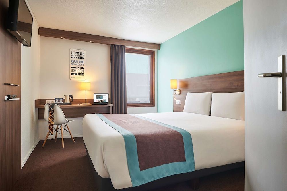 Kyriad Lille - Mons En Baroeul Standard Room, 1 Queen Bed 5