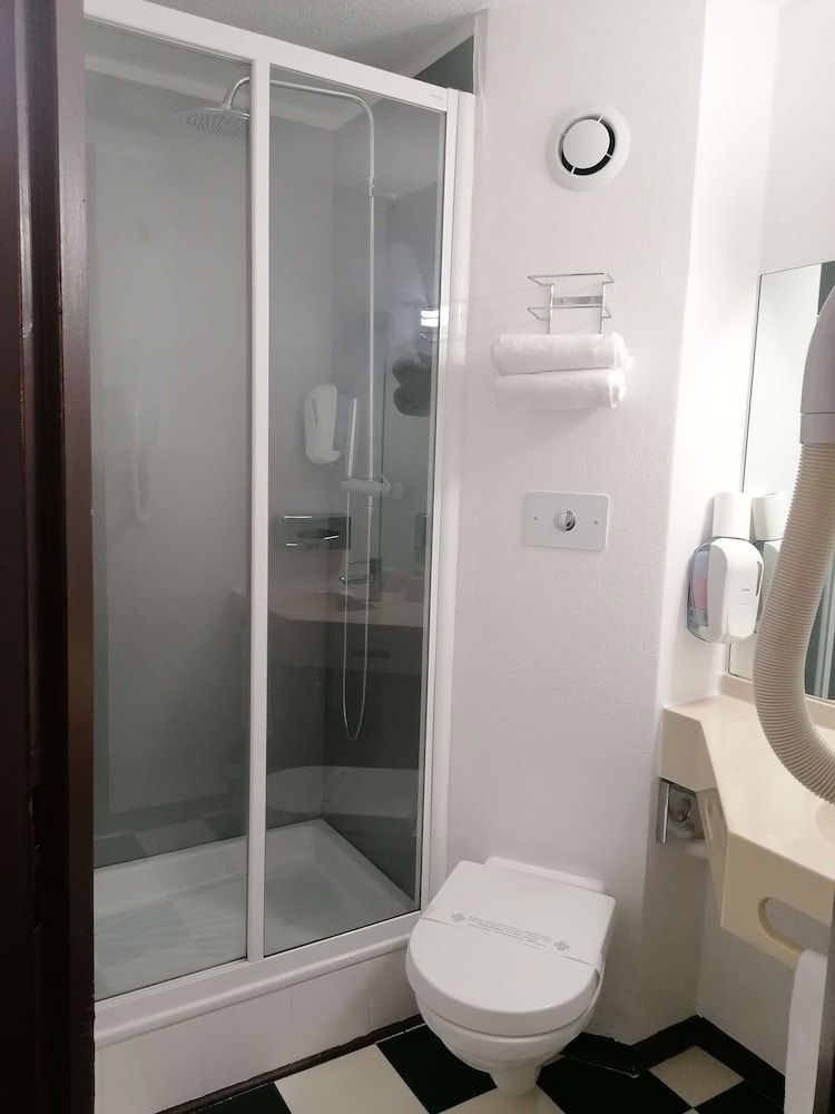 Enzo Hotels Vierzon By Kyriad Direct Standard Room, 2 Twin Beds 5