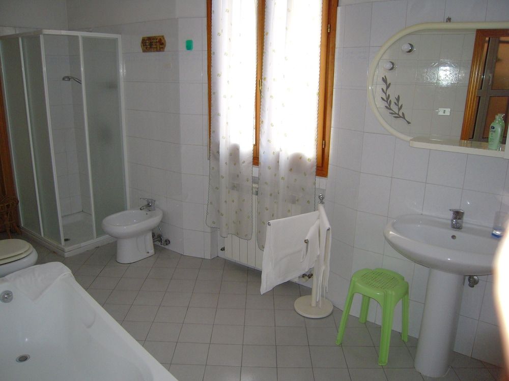 Riva Reno GuestHouse Twin Room, Private Bathroom 4