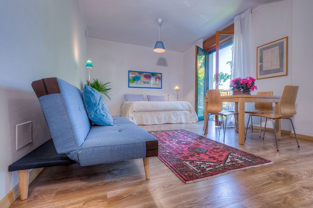 Rita's Garden Traditional Studio 4