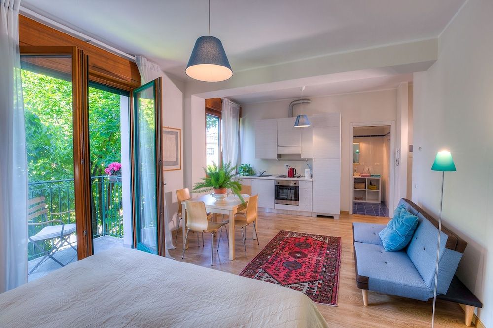 Rita's Garden Traditional Studio 2