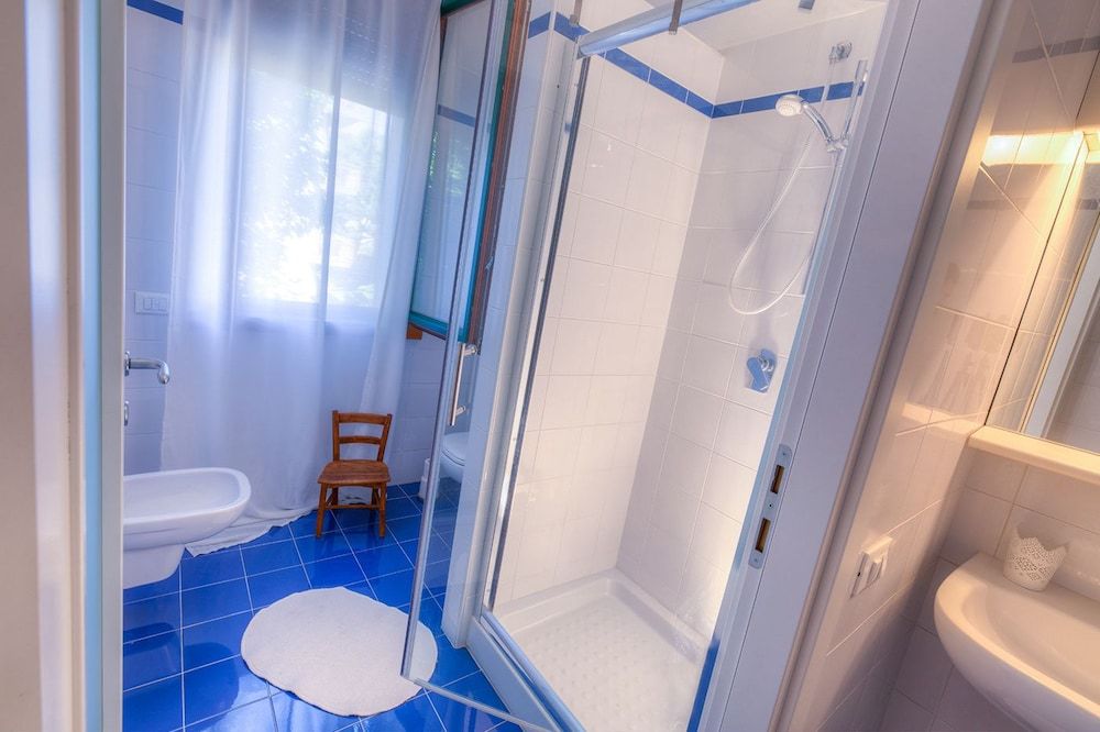 Rita's Garden Traditional Studio