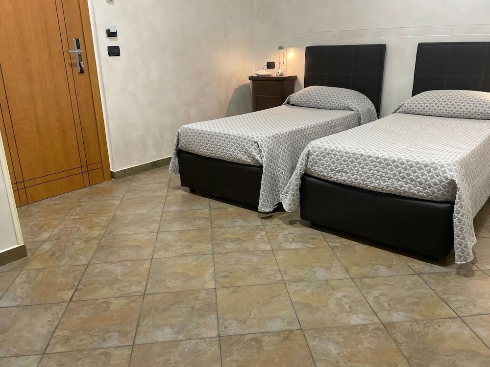 Hotel Toscano Standard Twin Room, 2 Twin Beds 4