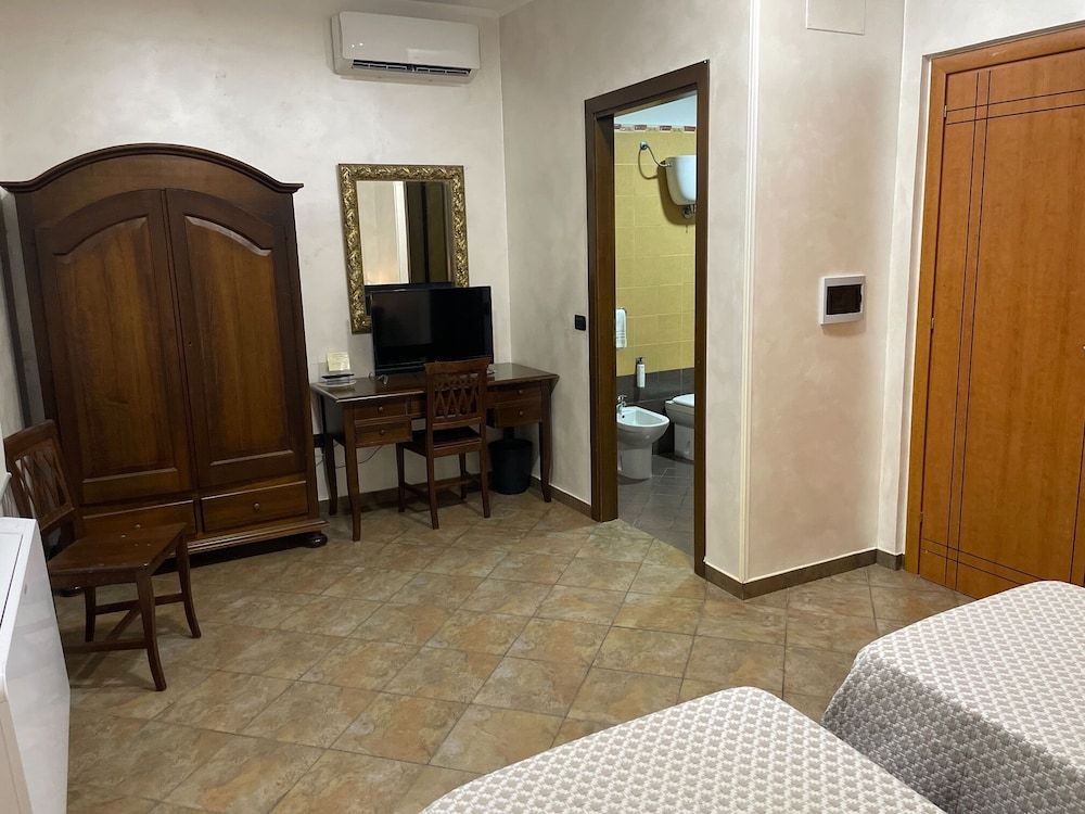 Hotel Toscano Standard Twin Room, 2 Twin Beds 8