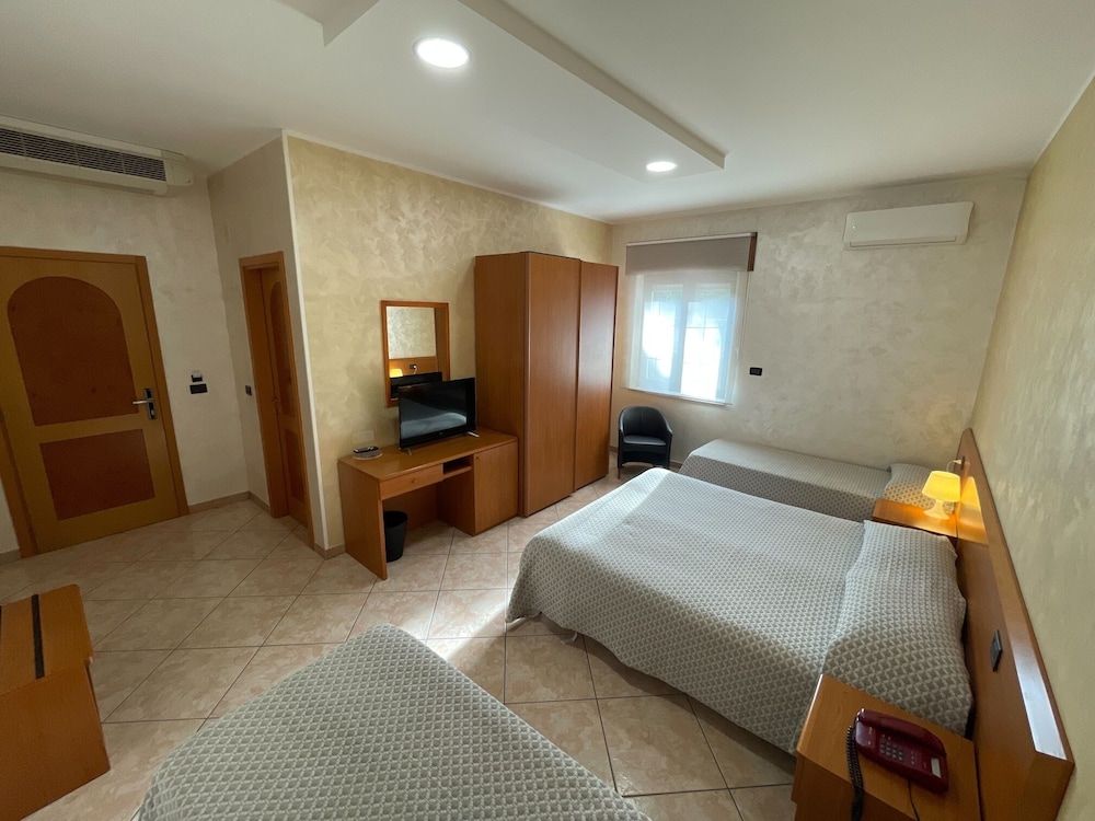 Hotel Toscano Quadruple Room 2